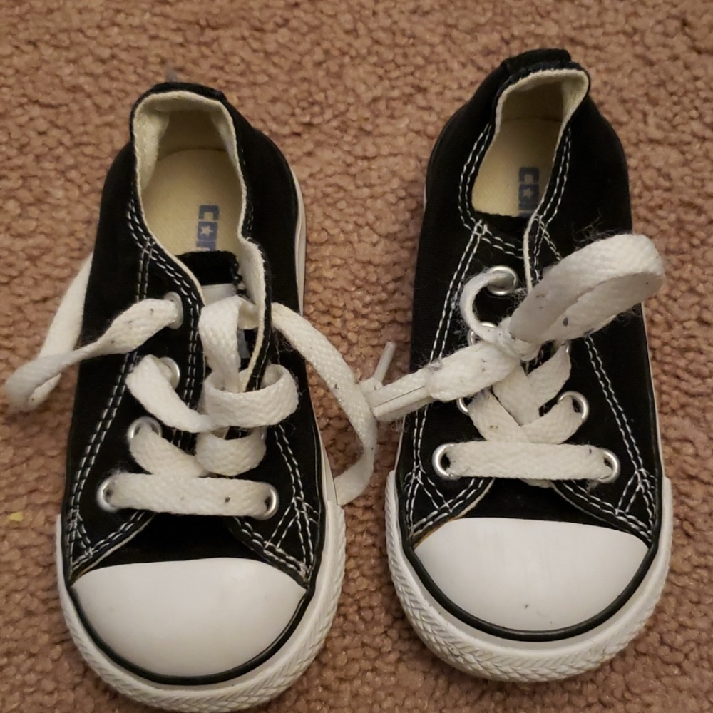 Black converse sneakers